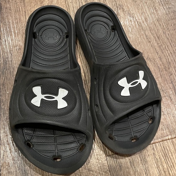 Under Armour Black Slides and Flip Flops Sandals Youth Boys Size 2 - Picture 2 of 10
